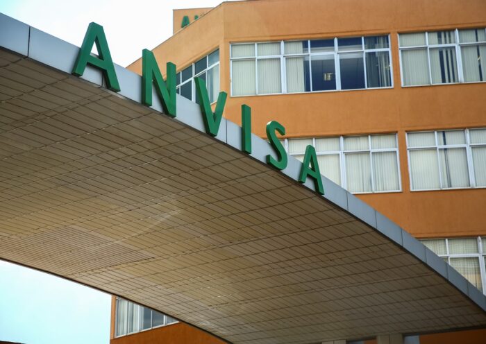 Anvisa vai revisar atos e resoluções sobre uso emergencial de vacinas
