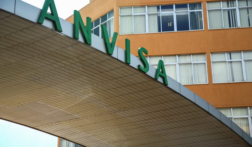 Anvisa vai revisar atos e resoluções sobre uso emergencial de vacinas