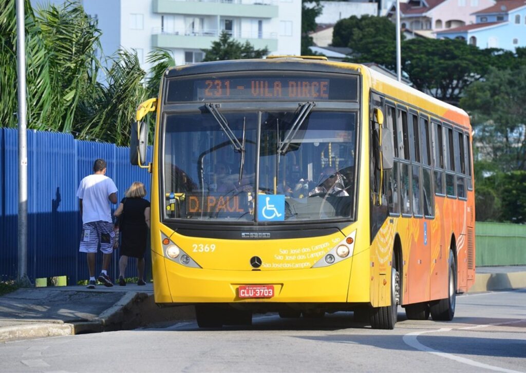 onibus sjc mulher LINHA