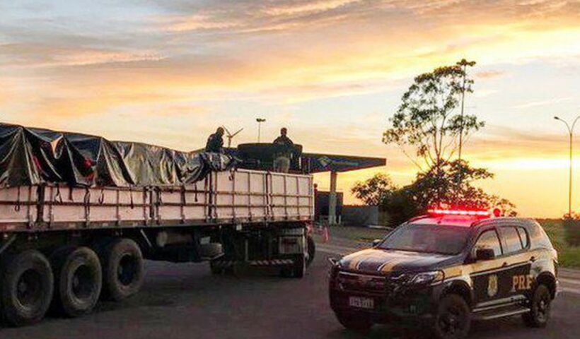 PRF apreende carreta com mercadorias ilegais no Rio Grande do Sul
