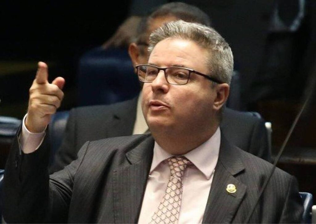 Anastasia é aprovado pela câmara para vaga no TCU