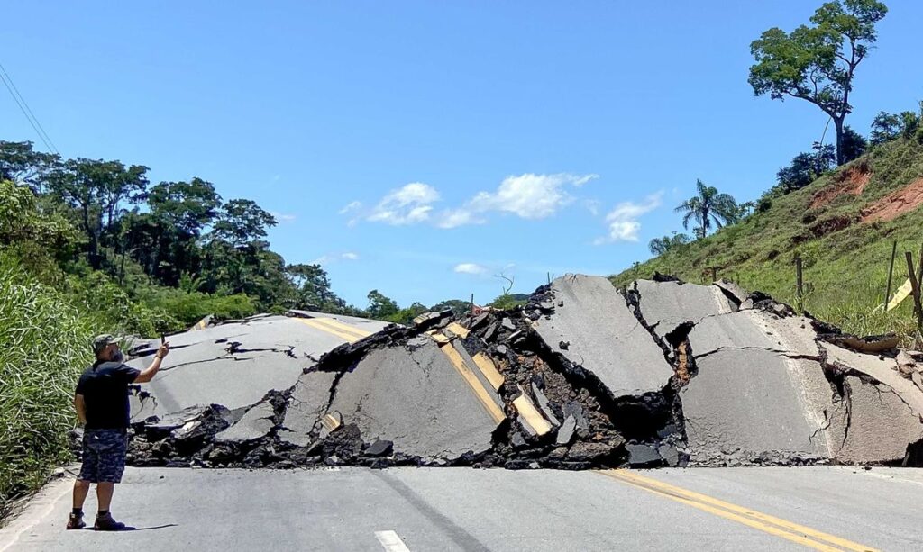 Mais de 100 pontos de rodovias de Minas Gerais seguem interditados