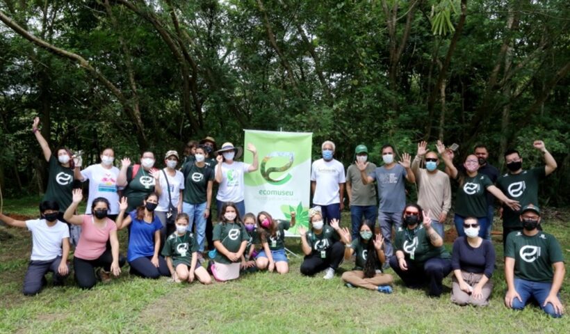 Comunidade se une para plantar mudas no entorno do córrego Alambari