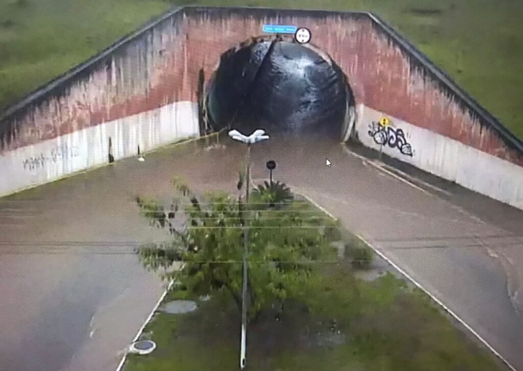 Temporal causa alagamento em ruas de Taubaté