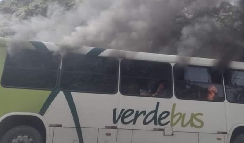 Ônibus é invadido e incendiado por vândalos em Ubatuba