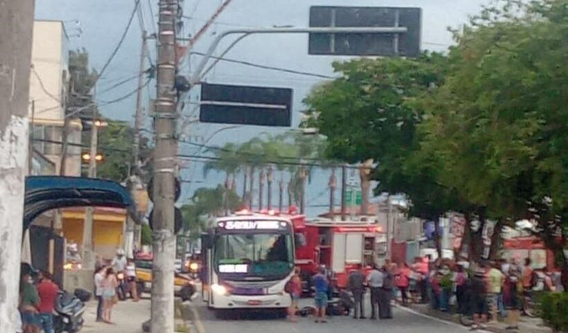 Mulher morre em acidente entre moto e ônibus em Taubaté