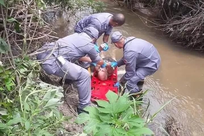 Idoso cai em um rio em Taubaté e é resgatado por bombeiros