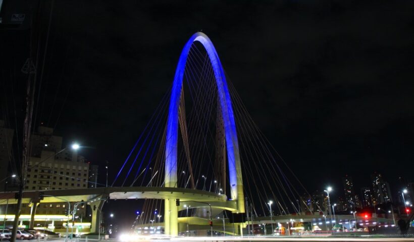 Cores da bandeira da Ucrânia iluminam o Arco da Inovação em SJC