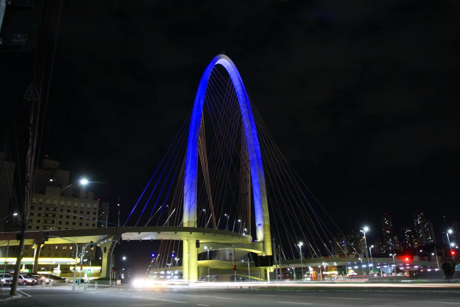 Cores da bandeira da Ucrânia iluminam o Arco da Inovação em SJC