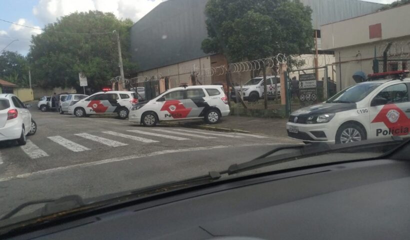 Homem invade escola de Taubaté durante fuga da polícia