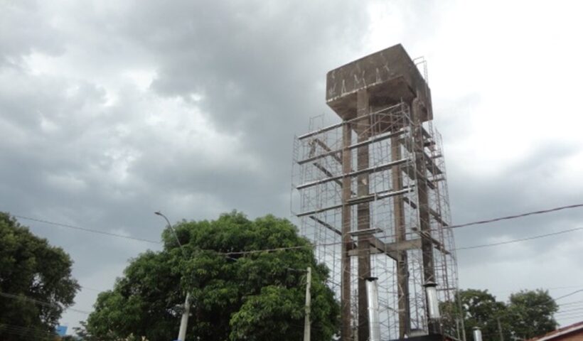 Reservatório elevado na Avenida JK começa a ser demolido