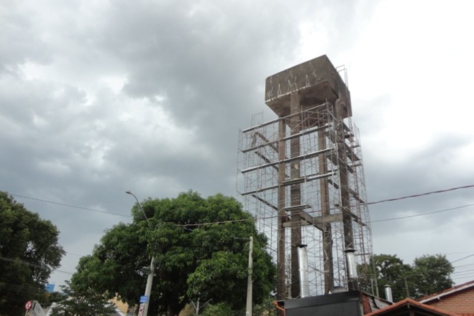 Reservatório elevado na Avenida JK começa a ser demolido
