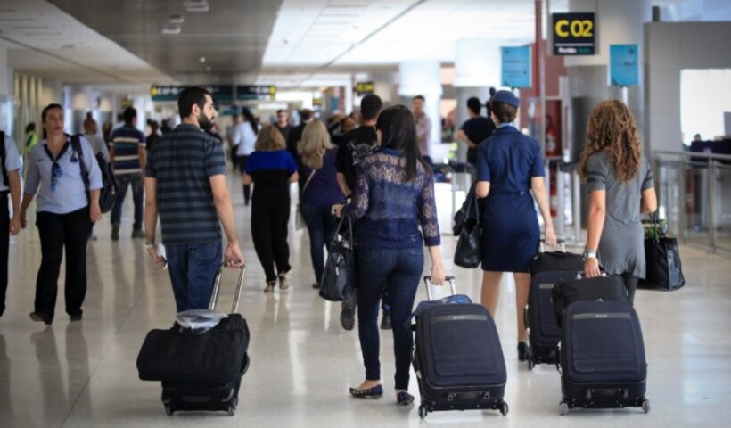 Uso de máscaras continua obrigatório em aeroportos e em aviões