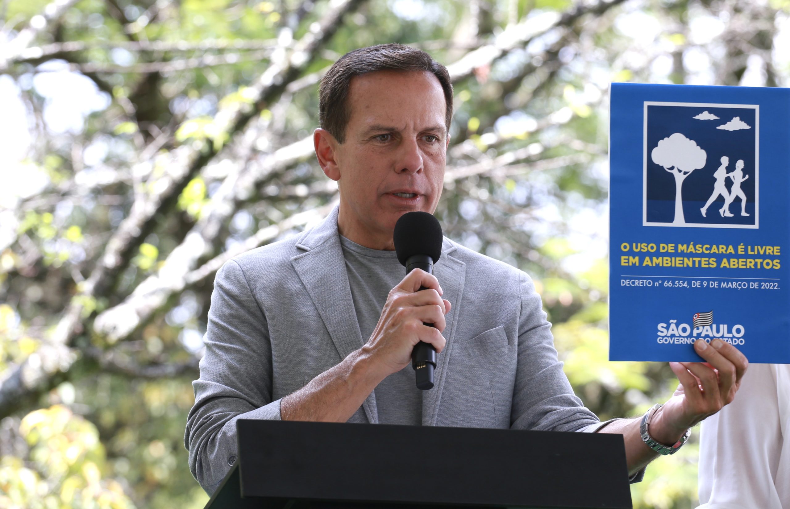 Doria desobriga uso de máscaras em locais públicos abertos em São Paulo
