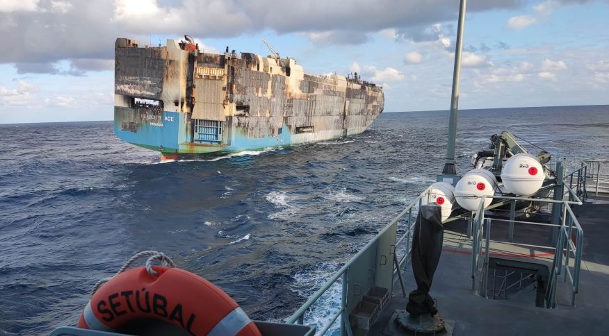 Navio com milhares de carros de luxo afunda no Oceano Atlântico
