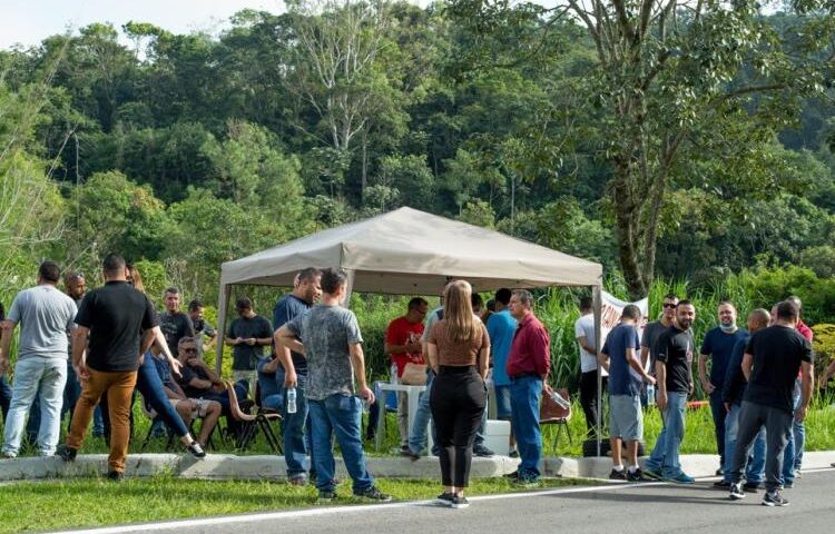 Trabalhadores montam acampamento em frente à Avibras, em Jacareí