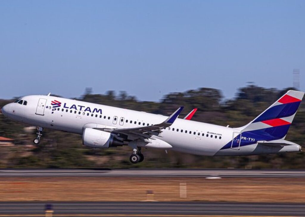 Menino de 9 anos entra escondido em avião e viaja só de Manaus até SP