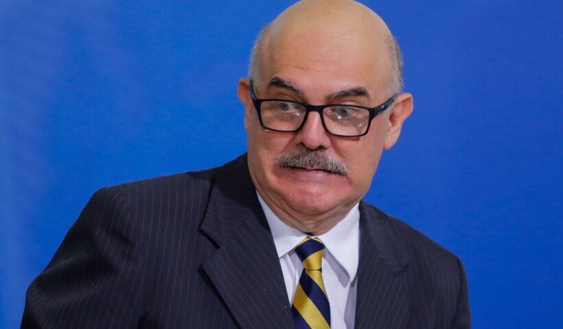 Ministro da Educação pede exoneração após investigação envolvendo pastores