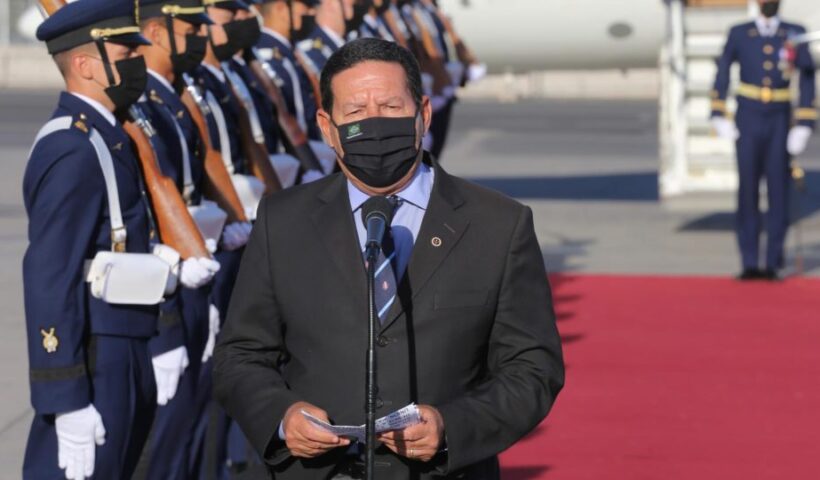 Mourão vai ao Chile para a posse de Gabriel Boric