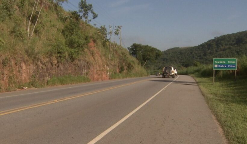 Duas pessoas morrem em acidente entre carro e moto na rodovia Oswaldo Cruz