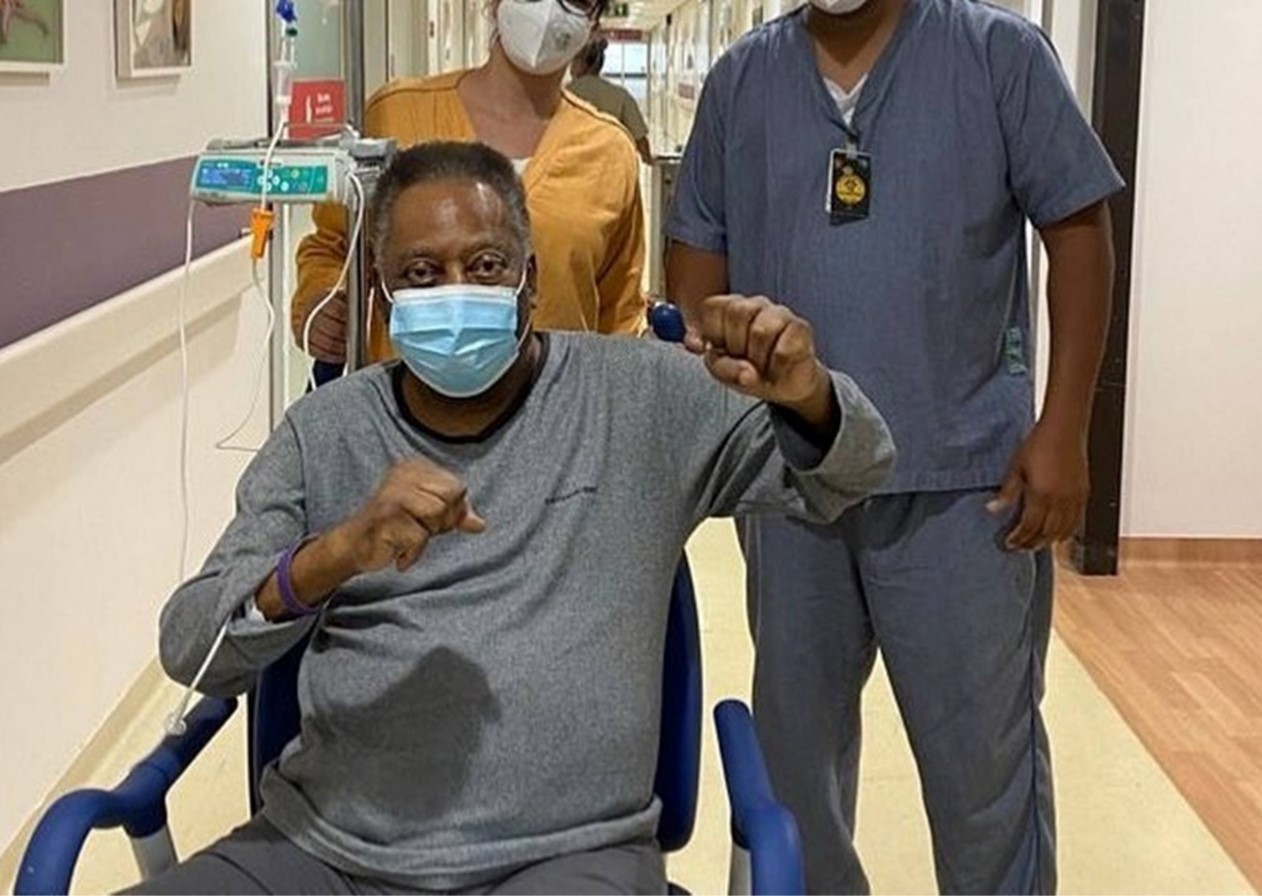 Pelé recebe alta após se recuperar de infecção urinária