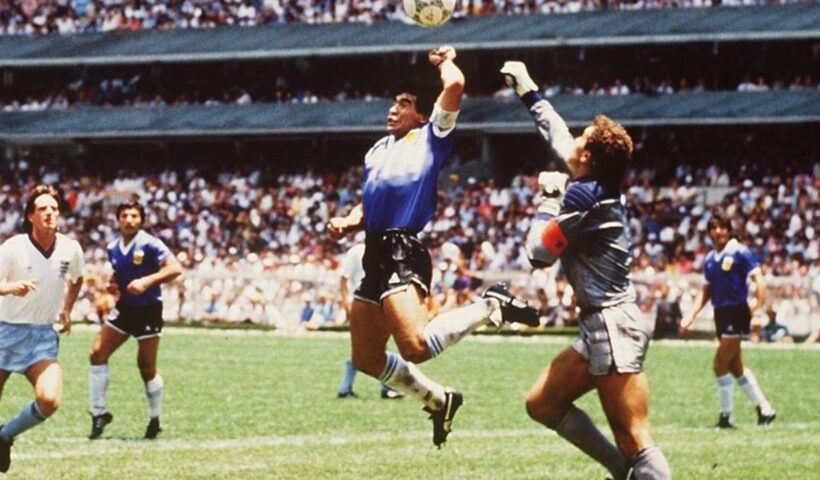 Camisa utilizada por Maradona no gol "La Mano de Dios" será leiloada