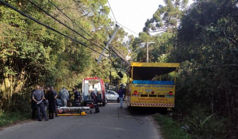 Turistas ficam feridos após carro bater contra poste em Campos do Jordão
