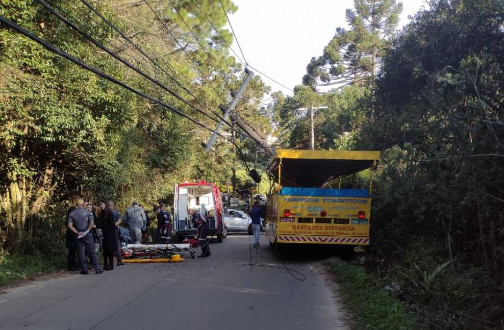 Turistas ficam feridos após carro bater contra poste em Campos do Jordão