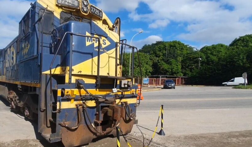 Trem descarrila e fecha cruzamento na estrada velha de Caçapava