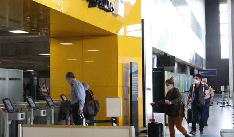 Anvisa autoriza serviço de bordo e mantém uso de máscaras em voos
