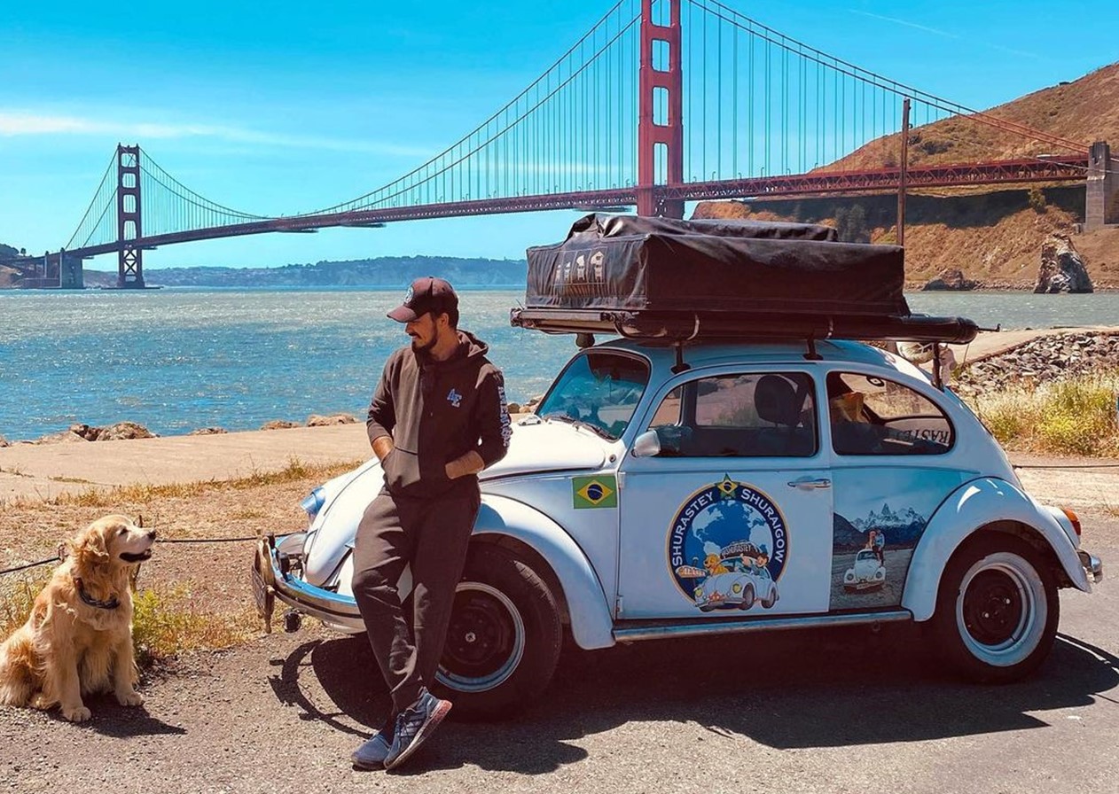 Influencer brasileiro que rodava o mundo com cachorro em um Fusca morre nos EUA