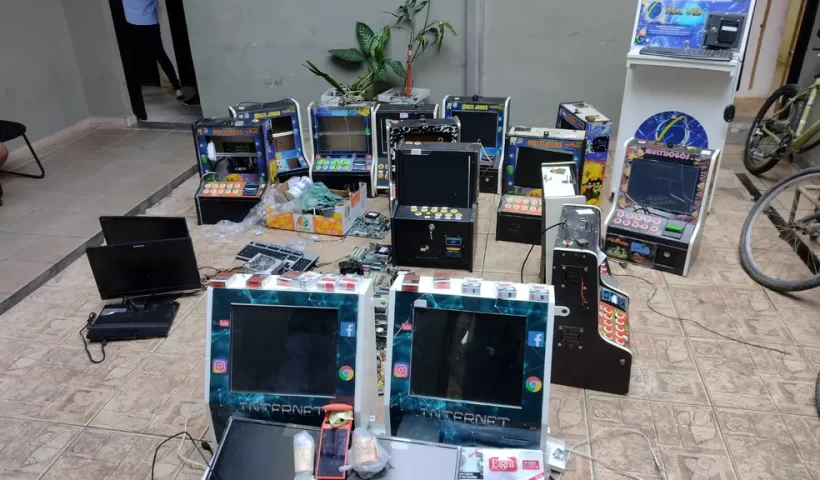 Polícia Civil apreende 15 máquinas caça-níqueis e prende três em operação em Ubatuba