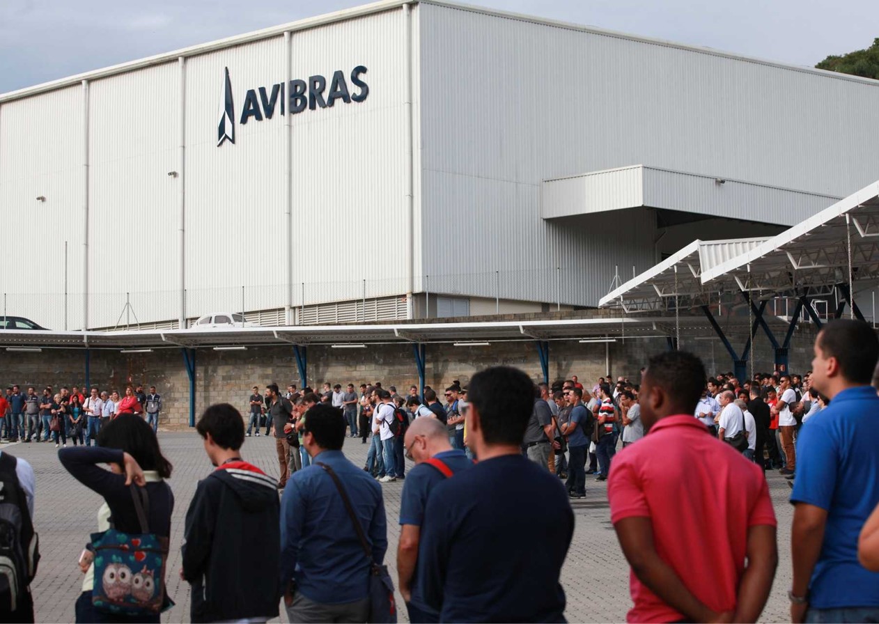 Funcionários da Avibras iniciam paralisação após não pagamento de salário