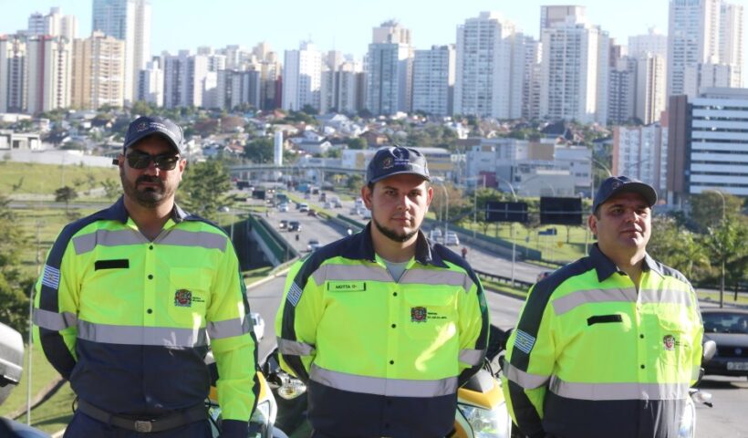 Agentes da mobilidade de SJC recebem novos uniformes