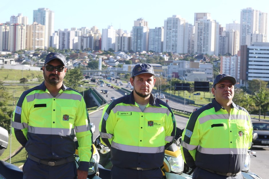 Agentes da mobilidade de SJC recebem novos uniformes