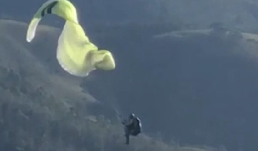Mulher cai de cerca de 10 metros após falha em paraglider