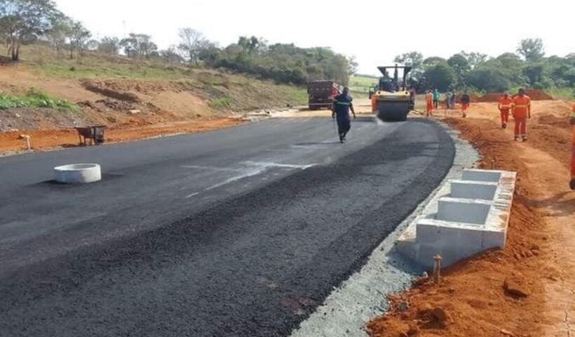 Obra em nova via no Barreiro é retomada após 2 anos