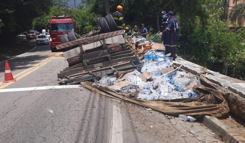 Caminhão carregado com mármore capota na Rio-Santos em São Sebastião; Motorista morreu