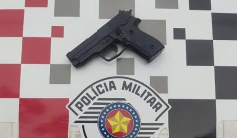 Adolescentes são apreendidos com arma falsa em SJC