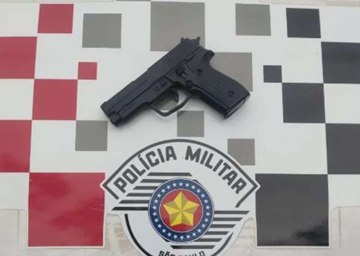 Adolescentes são apreendidos com arma falsa em SJC
