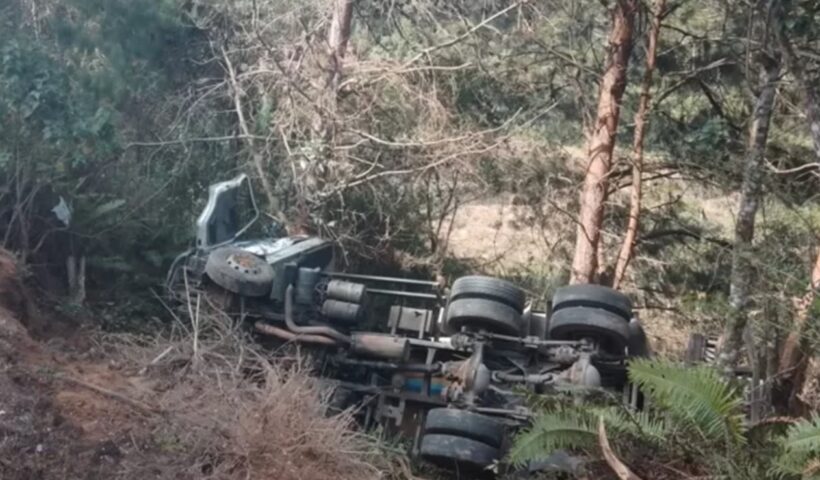 Motorista morre após caminhão tombar em ribanceira na Floriano Rodrigues Pinheiro