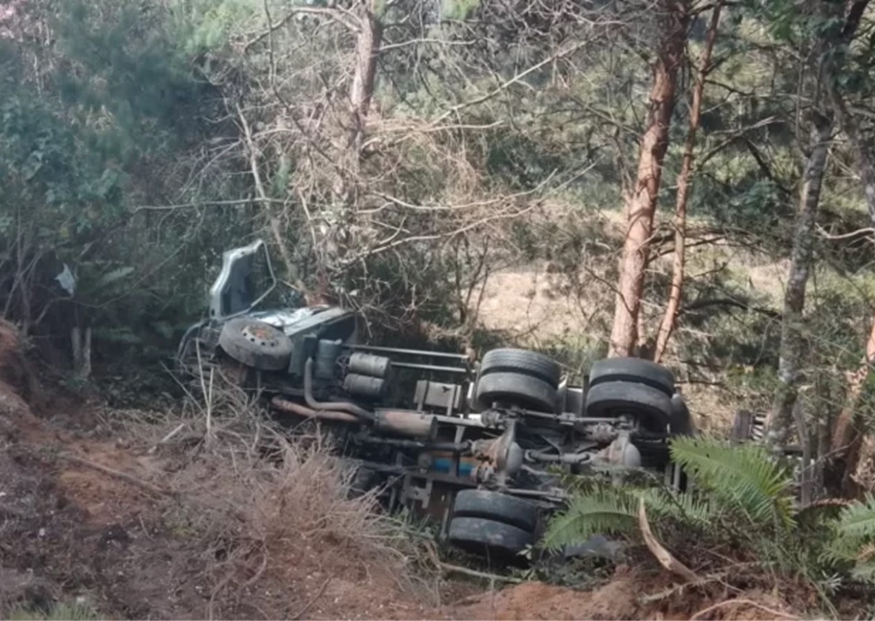 Motorista morre após caminhão tombar em ribanceira na Floriano Rodrigues Pinheiro