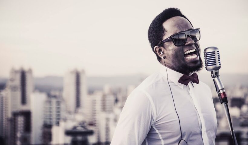 Regis Paulino, do Serial Funkers, se apresenta no Jazz no Galpão
