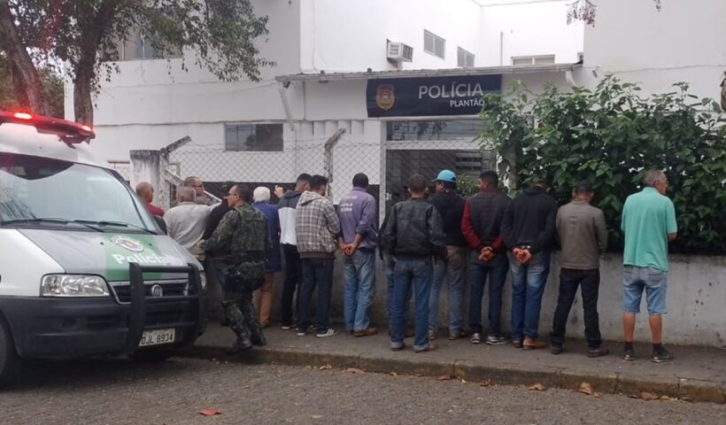 PM flagra e prende 28 pessoas em rinha de galo em Silveiras