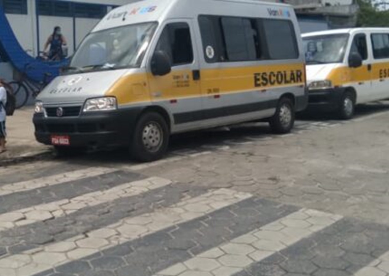 Motorista de van escolar atropela mulher em Caraguatatuba