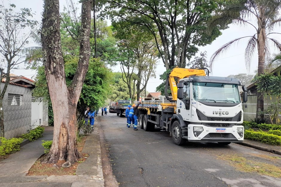 Jardim Satélite recebe ação preventiva de poda de árvores