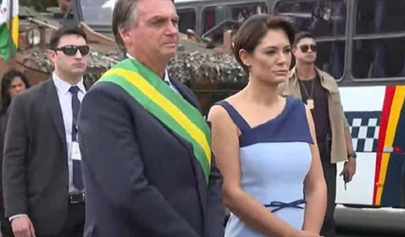 TV Brasil flagra aparente discussão entre Bolsonaro e Michelle e episódio preocupa aliados