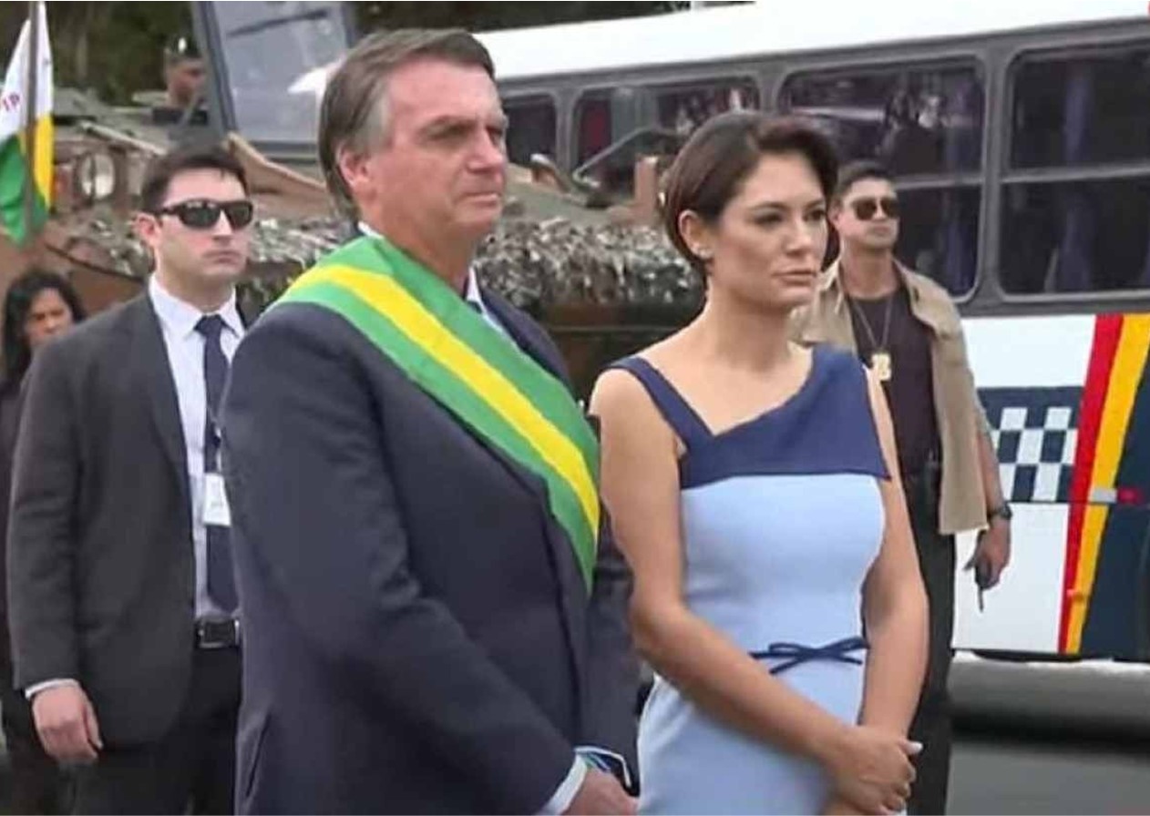 TV Brasil flagra aparente discussão entre Bolsonaro e Michelle e episódio preocupa aliados