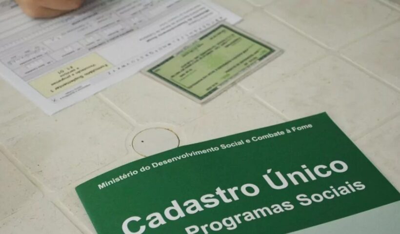 Foto de documentos e ficha do CadÚnico. Prefeitura de SJC atualiza cadastro de famílias do Jardim Majestic
