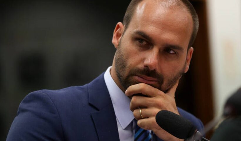 Em live, Eduardo Bolsonaro admite uso de dinheiro vivo em transação imobiliária